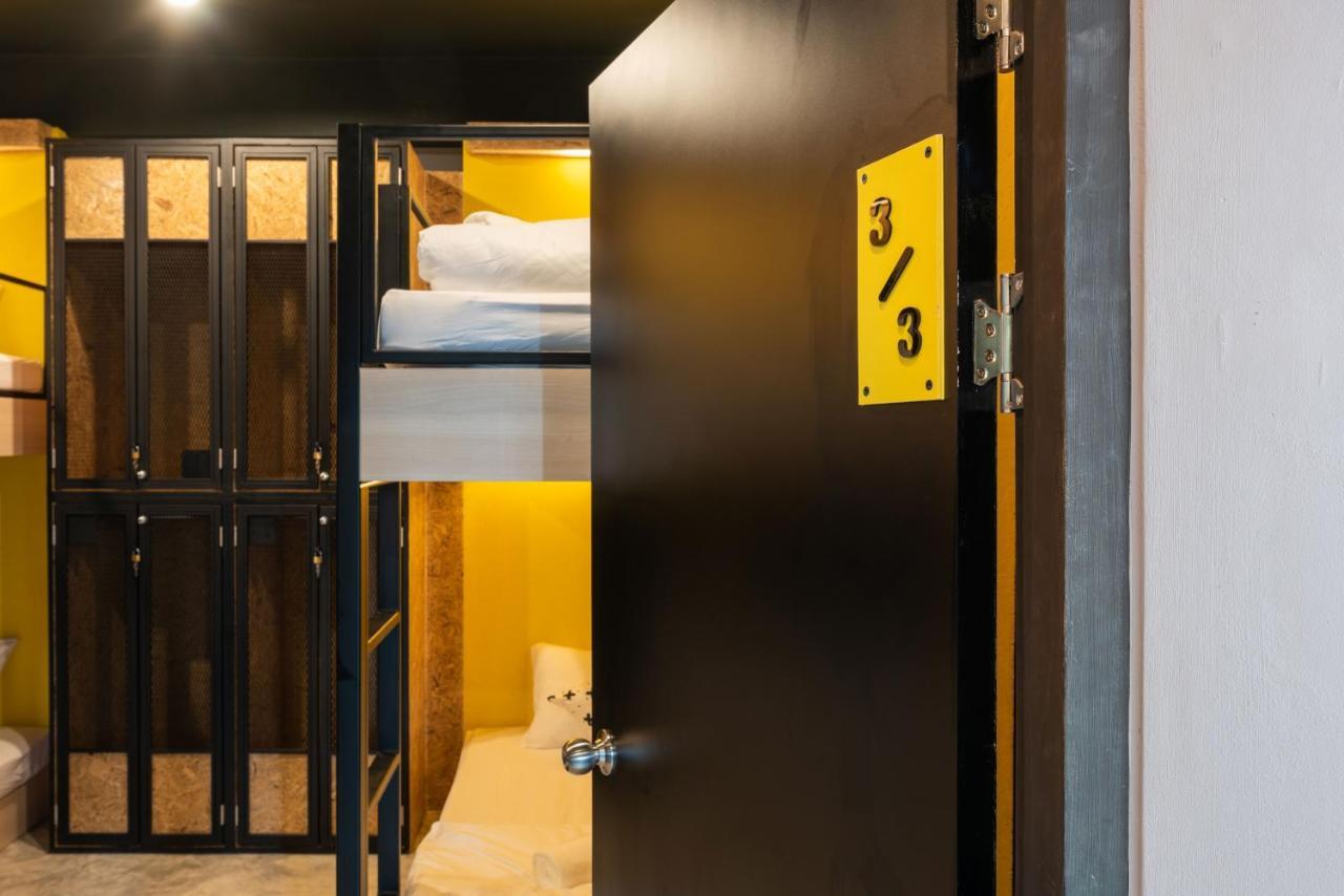 Lobsuek Hostel Bangkok Exterior photo