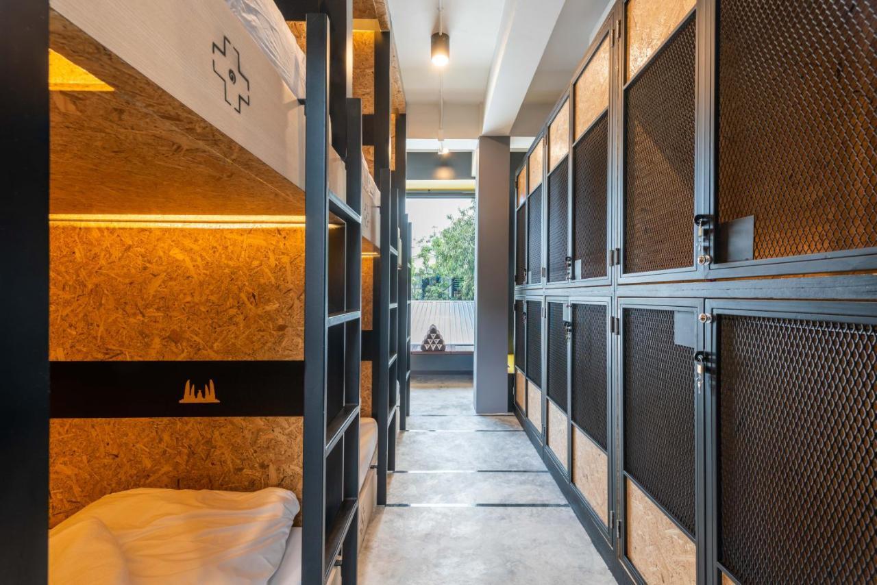 Lobsuek Hostel Bangkok Exterior photo