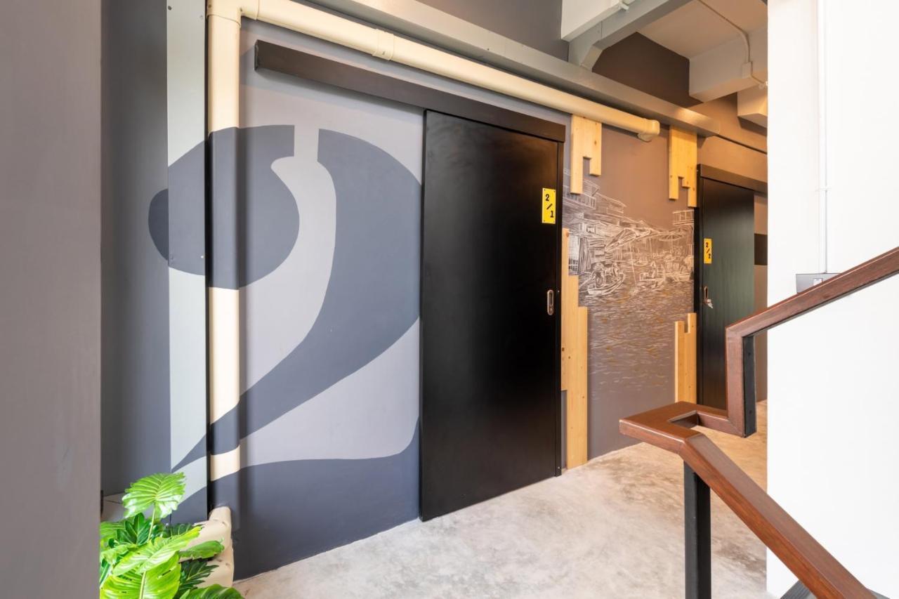 Lobsuek Hostel Bangkok Exterior photo